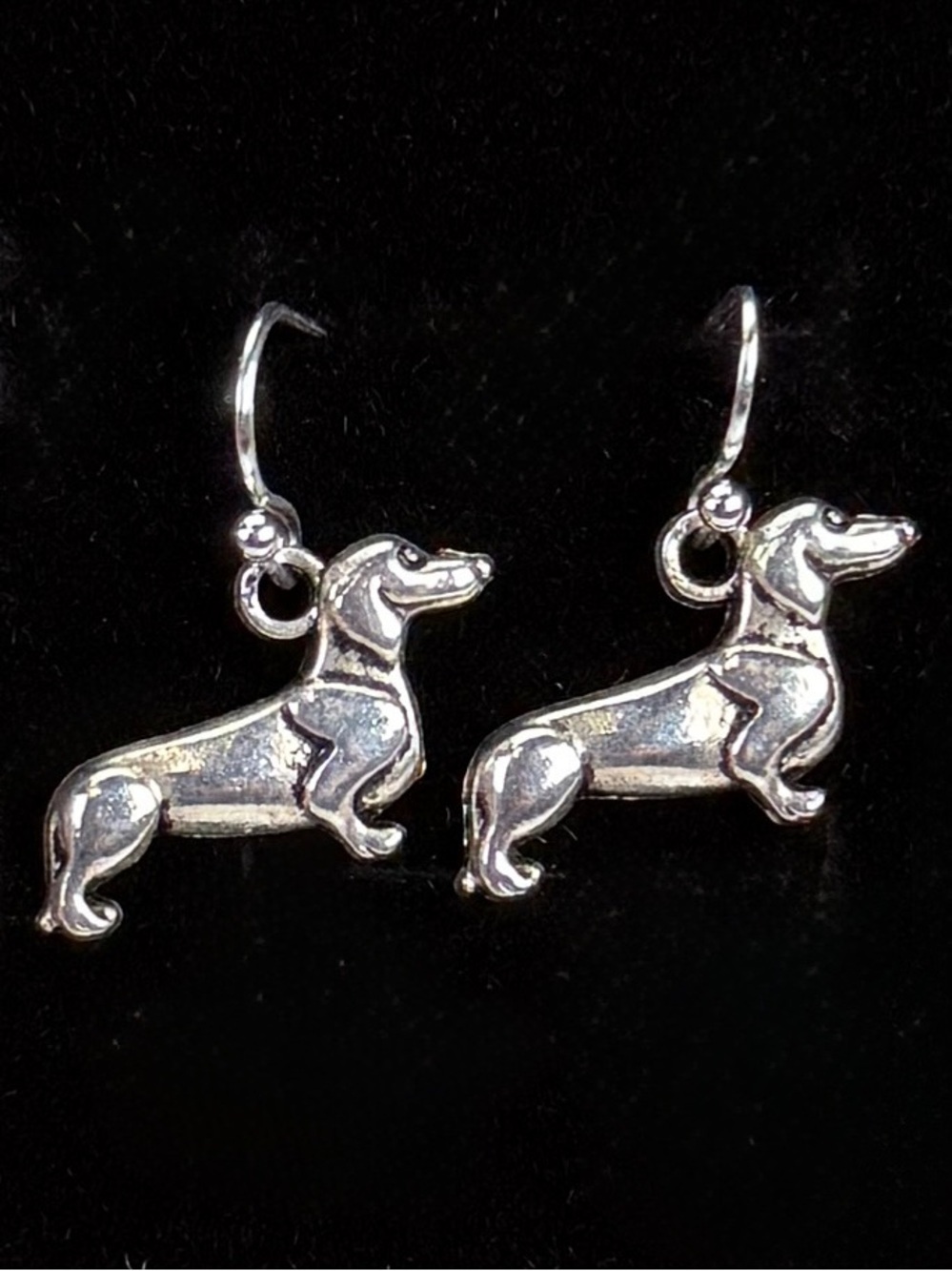 Super sweet Silvertone dachshund dog pierced earrings
